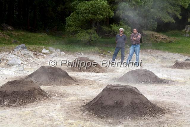 Portugal Acores 23.JPG - Portugal, Açores, île de São Miguel, lagoa das Furnas, activité géothermique, cuisson du pot-au-feu (cozido)